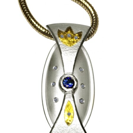 Regal style Sapphire pendant with diamonds
