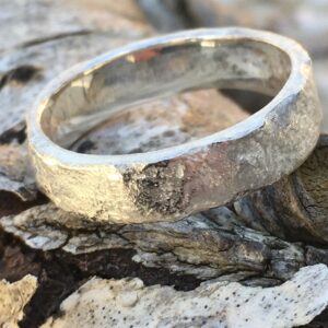 Bark textured wedding ring suitable for men and womenring